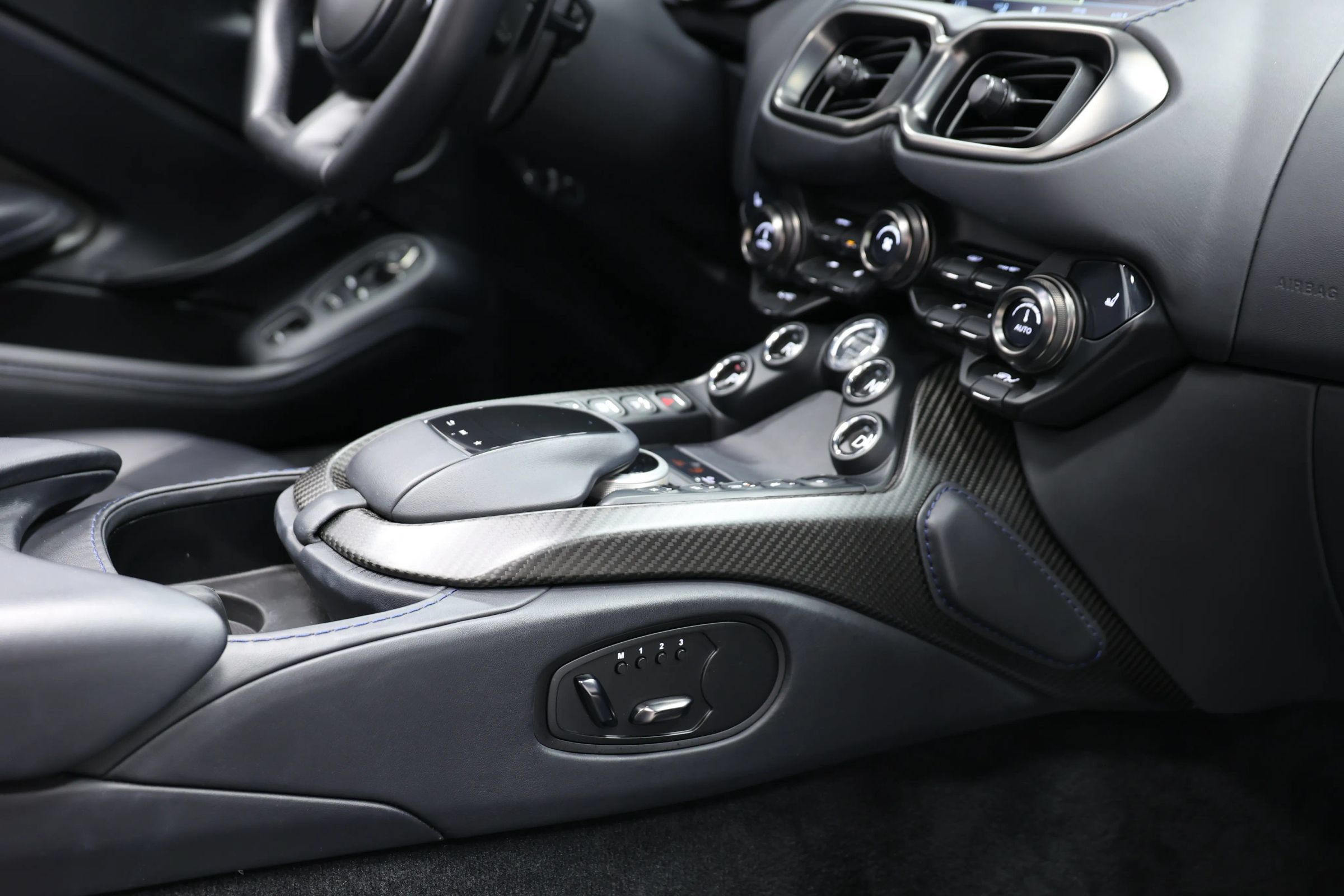 Used 2023 Aston Martin V8 Vantage Roadster RWD image 75