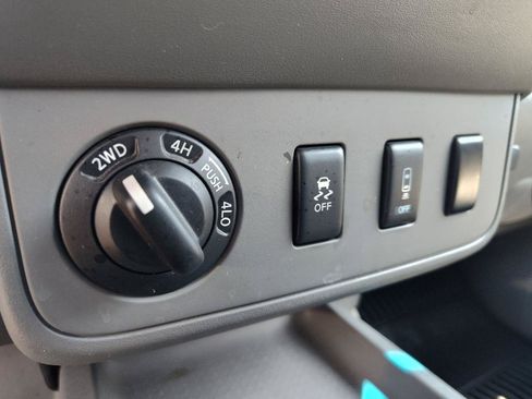 Used 2013 Nissan Frontier SV w/ SV Value Truck Pkg AWD/4WD image 29