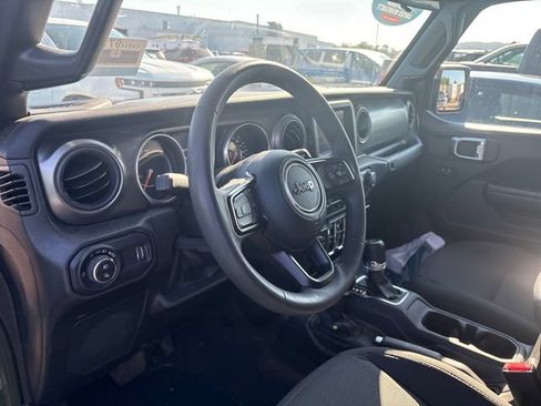 Used 2023 Jeep Gladiator Sport AWD/4WD image 8