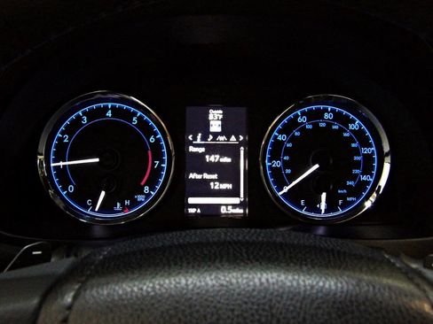 Used 2018 Toyota Corolla SE w/ SE Premium Package FWD image 14