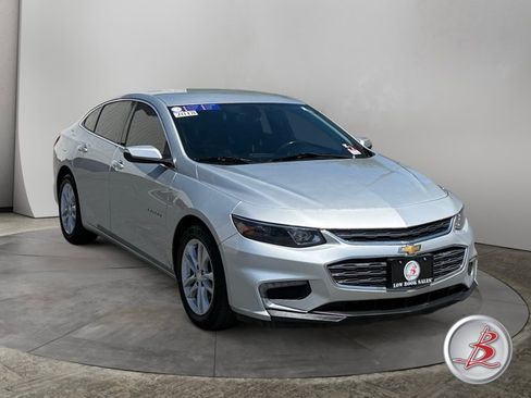 Used 2018 Chevrolet Malibu LT FWD image 1