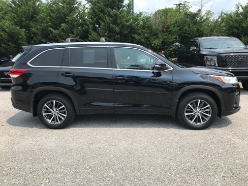 Used 2017 Toyota Highlander XLE AWD/4WD image 9