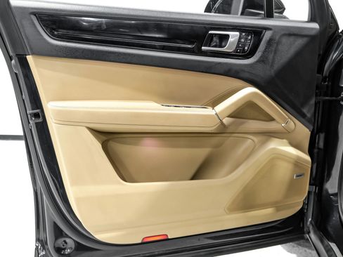 Used 2019 Porsche Cayenne Sport Utility 4D image 45