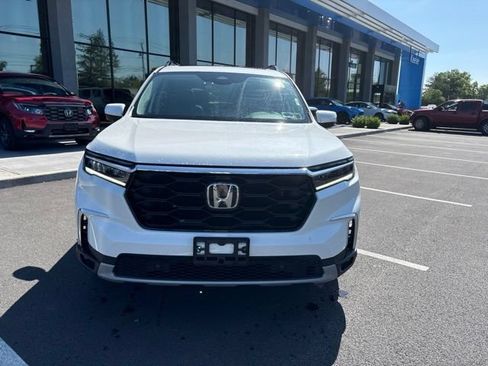 Used 2024 Honda Pilot Touring image 3