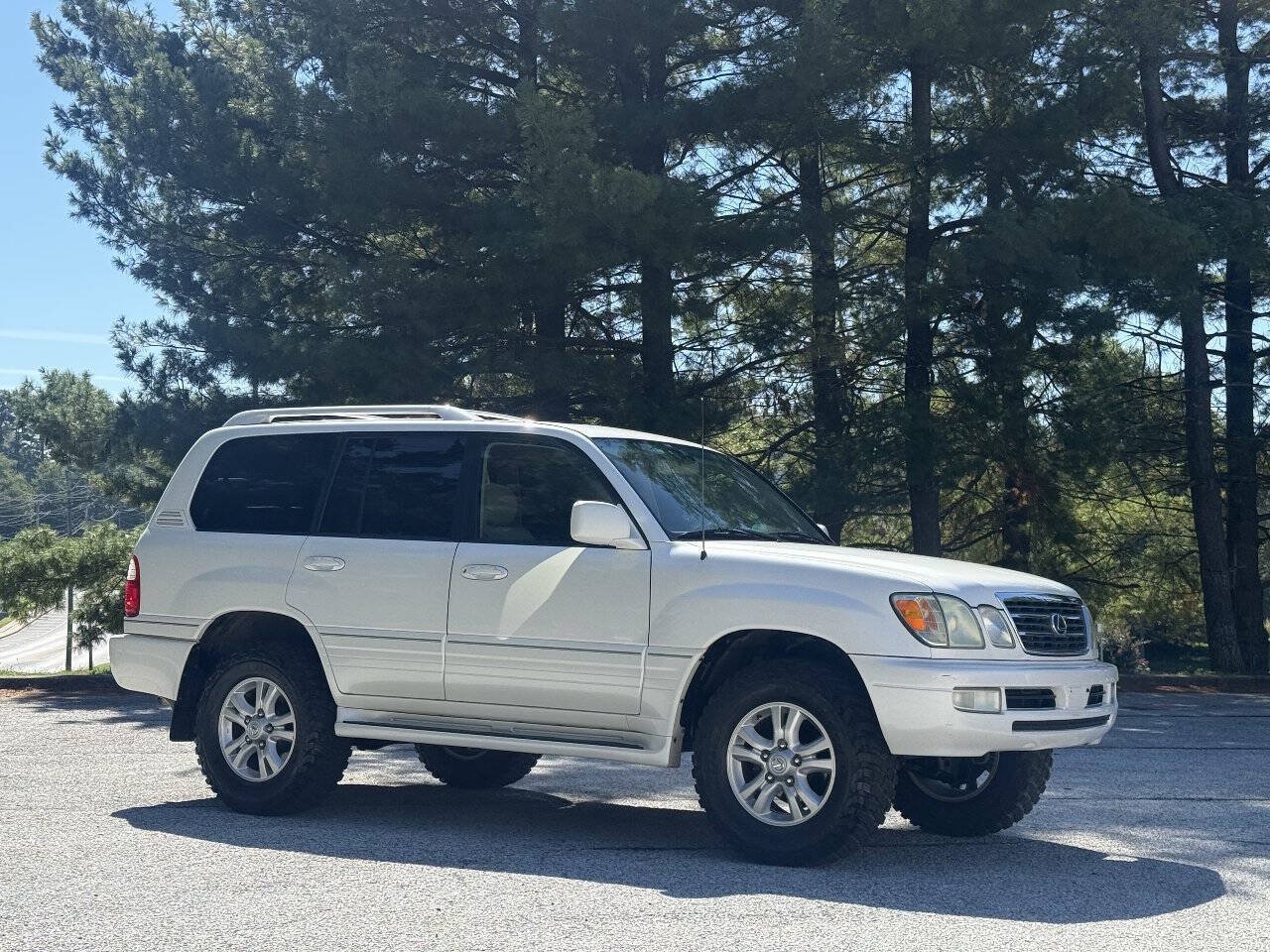Used 2005 Lexus LX 470 4WD w/ Preferred Accessory Pkg image 3