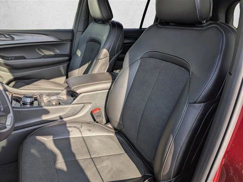 New 2025 Jeep Grand Cherokee Altitude image 24