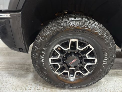 Used 2024 GMC Sierra 2500 AT4X image 10