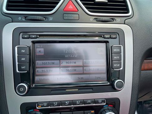 Used 2011 Volkswagen Eos Lux FWD image 34