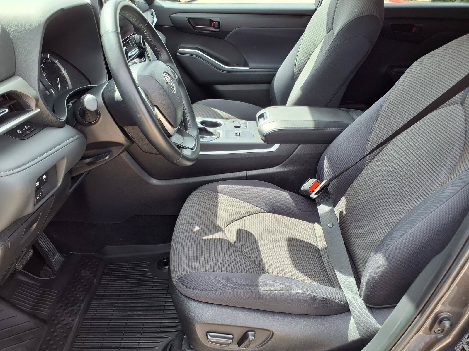 Used 2025 Toyota Highlander LE FWD image 13
