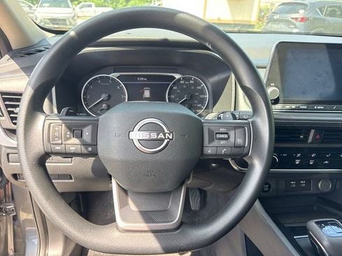 Used 2025 Nissan Rogue S AWD/4WD image 16