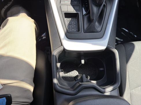 Used 2025 Toyota RAV4 XLE FWD image 31