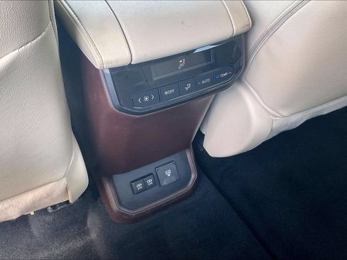 Used 2020 Toyota Highlander Limited FWD image 33