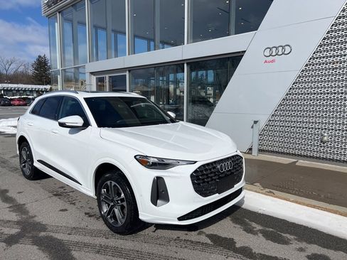 Used 2025 Audi Q5 Premium w/ Convenience Package image 6