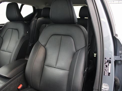 Used 2021 Volvo XC40 T5 Momentum image 18
