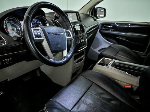 Used 2015 Chrysler Town & Country Touring w/ Driver Convenience Group FWD image 12