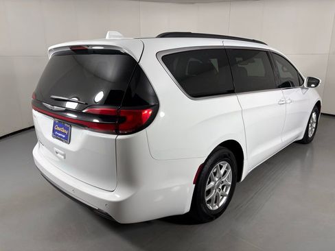 Used 2022 Chrysler Pacifica Touring-L image 10