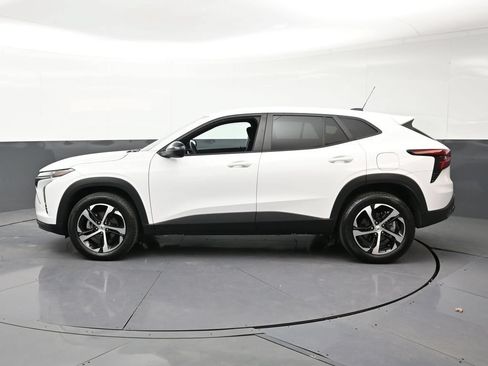 Used 2024 Chevrolet Trax RS FWD image 2