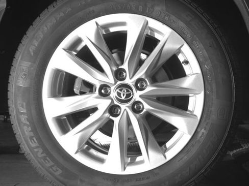 Used 2023 Toyota Corolla Cross LE AWD/4WD image 15