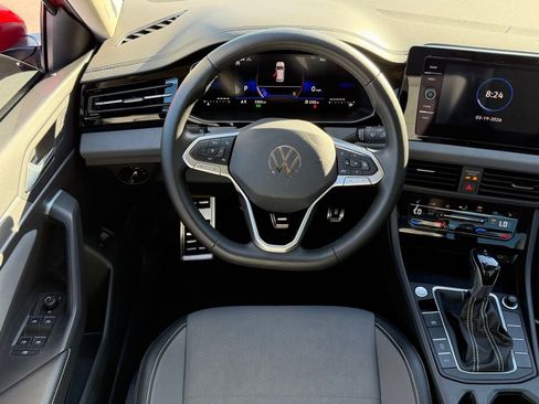 Used 2025 Volkswagen Jetta SE image 9