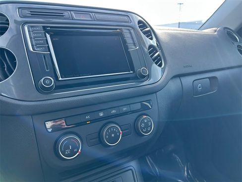 Used 2017 Volkswagen Tiguan Limited w/ Premium Package image 18
