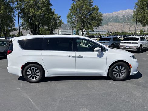 Used 2022 Chrysler Pacifica Touring-L FWD image 6