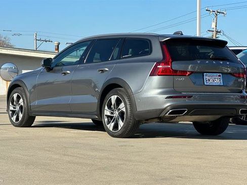 Used 2020 Volvo V60 T5 Cross Country image 5