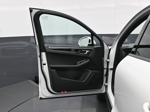 Certified 2025 Porsche Macan AWD/4WD image 8