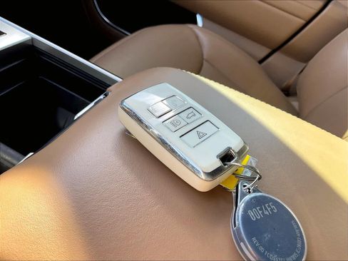 Used 2023 Land Rover Range Rover Long Wheelbase SE image 13