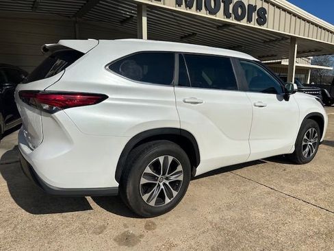Used 2023 Toyota Highlander XLE image 10