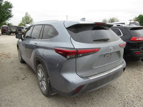 Used 2020 Toyota Highlander Limited image 3