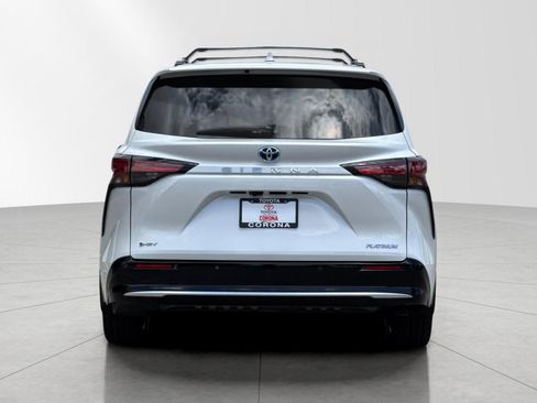 Used 2025 Toyota Sienna Platinum FWD image 6