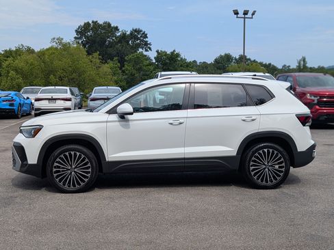 Used 2025 Volkswagen Taos SE w/ Panoramic Sunroof Package FWD image 6