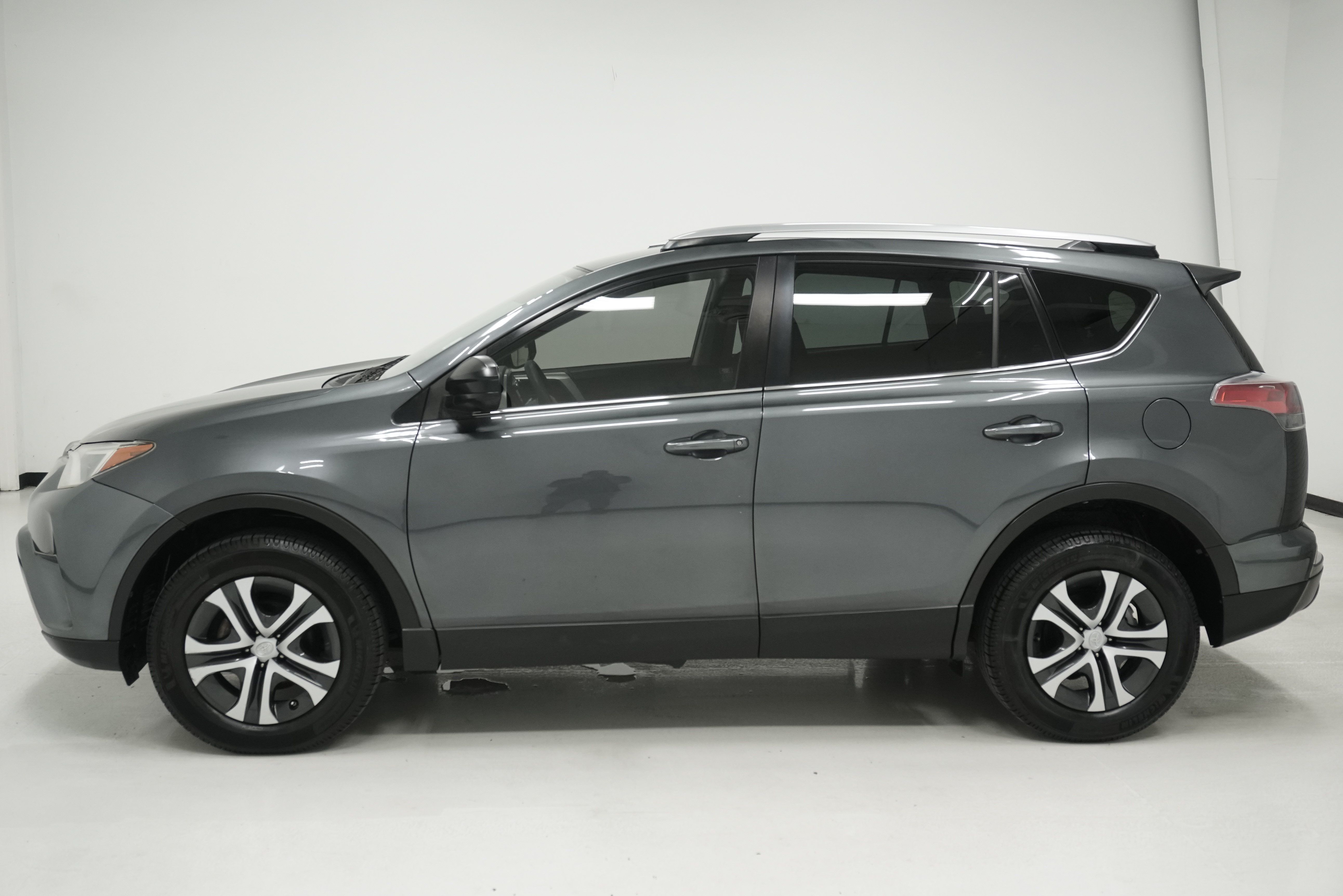 Used 2017 Toyota RAV4 LE FWD image 7