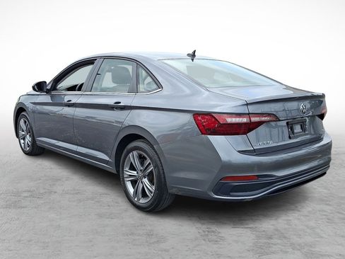 Used 2024 Volkswagen Jetta SE FWD image 3