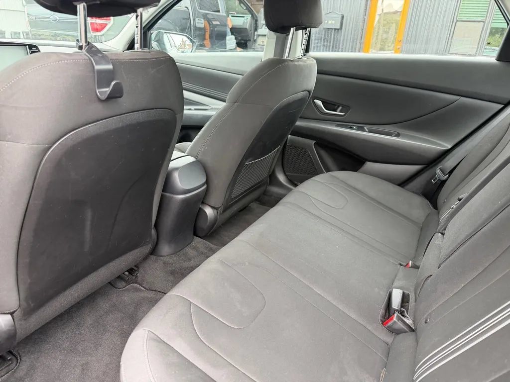 Used 2022 Hyundai Elantra SEL w/ Convenience + Premium Package FWD image 6