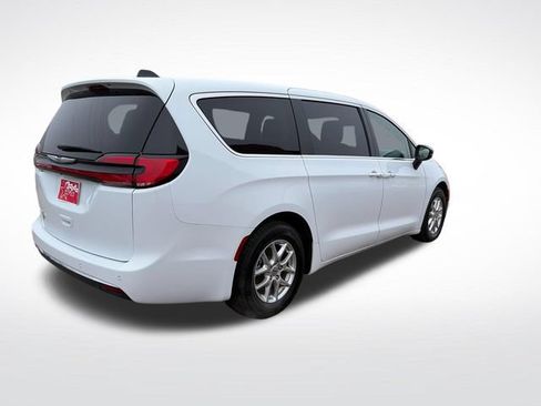 Used 2024 Chrysler Pacifica Touring-L FWD image 8
