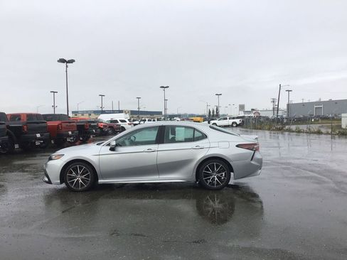 Used 2022 Toyota Camry SE image 1