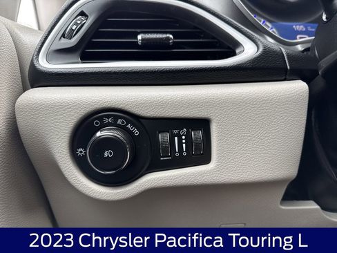 Used 2023 Chrysler Pacifica Touring-L image 26