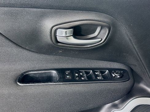 Used 2019 Jeep Renegade Latitude image 17