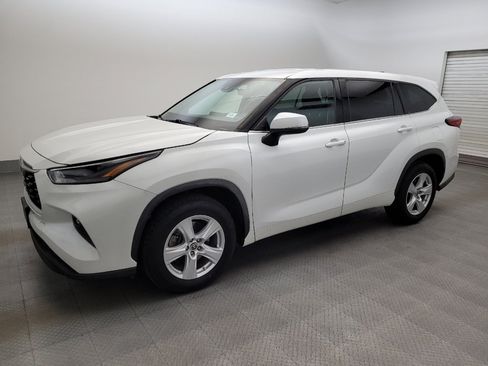 Used 2022 Toyota Highlander LE FWD image 2