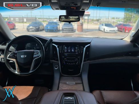 Used 2019 Cadillac Escalade Luxury AWD/4WD image 29