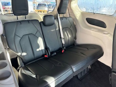 Used 2018 Chrysler Pacifica Touring-L image 17
