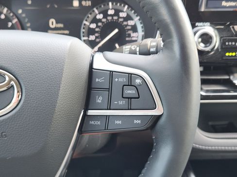 Used 2021 Toyota Highlander Limited FWD image 25