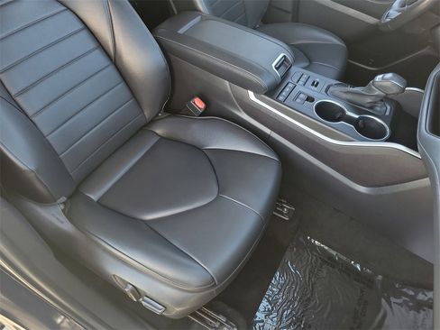 Used 2022 Toyota Highlander XLE image 19