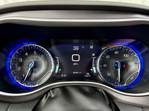 Used 2025 Chrysler Pacifica Select image 26