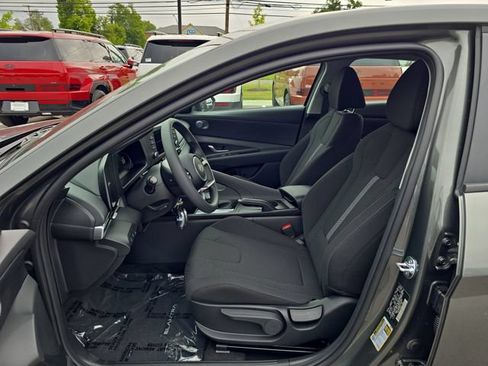 Used 2025 Hyundai Elantra SE FWD image 11