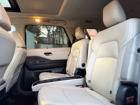 Used 2022 Nissan Pathfinder SL w/ SL Premium Package image 19