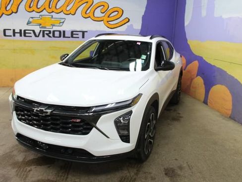 Used 2024 Chevrolet Trax RS w/ Sunroof Package FWD image 4