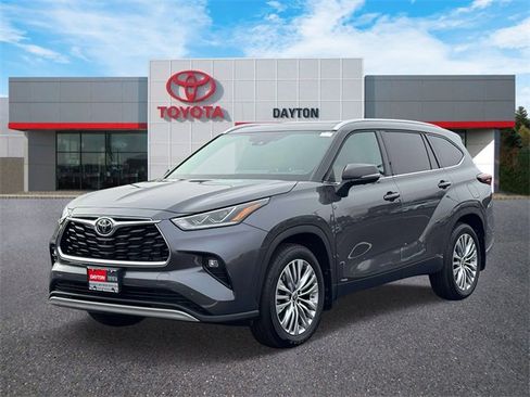 Used 2025 Toyota Highlander Platinum image 2