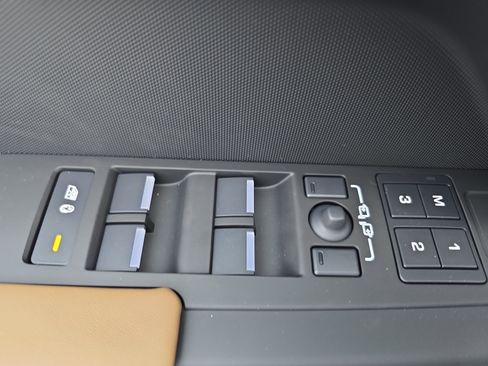 New 2026 Land Rover Defender 130 X-Dynamic SE image 28